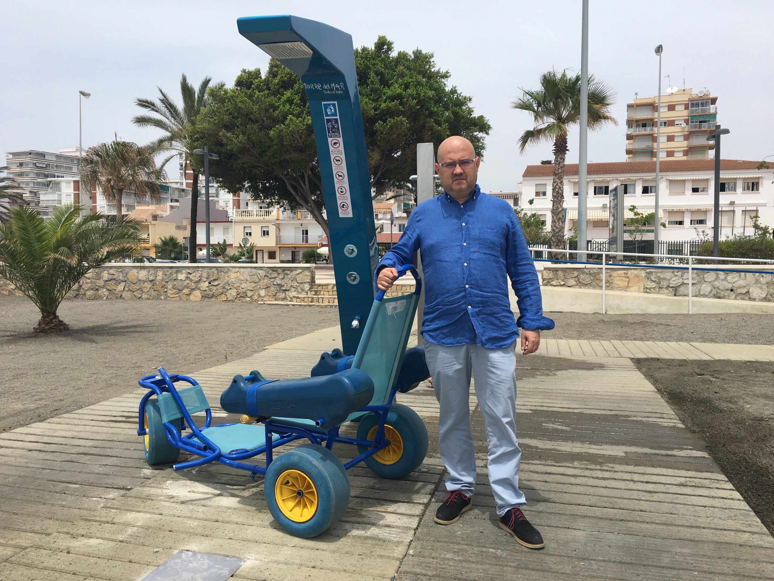 instalan-3-nuevas-duchas-adaptadas-pioneras-en-espa-a-en-la-playa-de