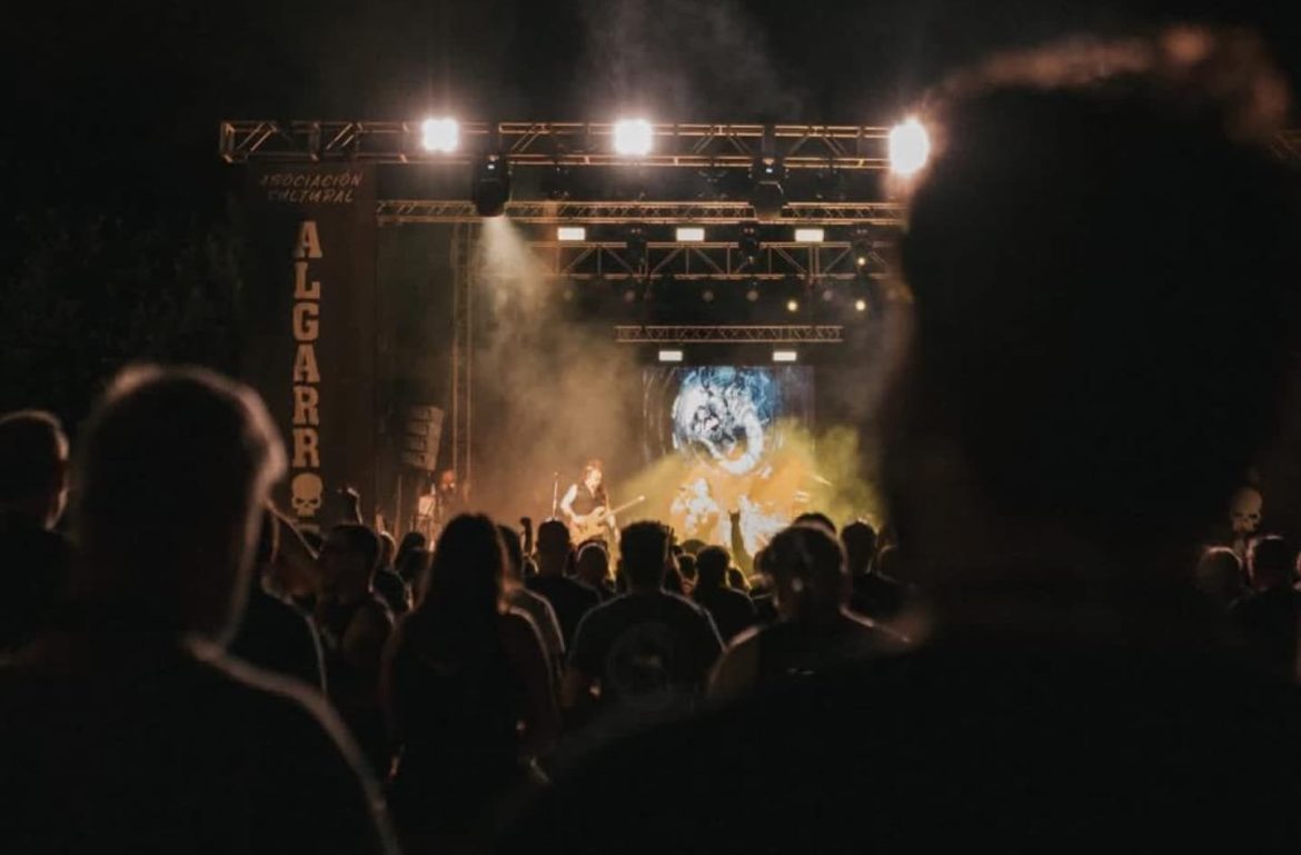 Público y escenario del X Aniversario del Algarroba Rock en el CEIP José Gil López (Algarrobo)