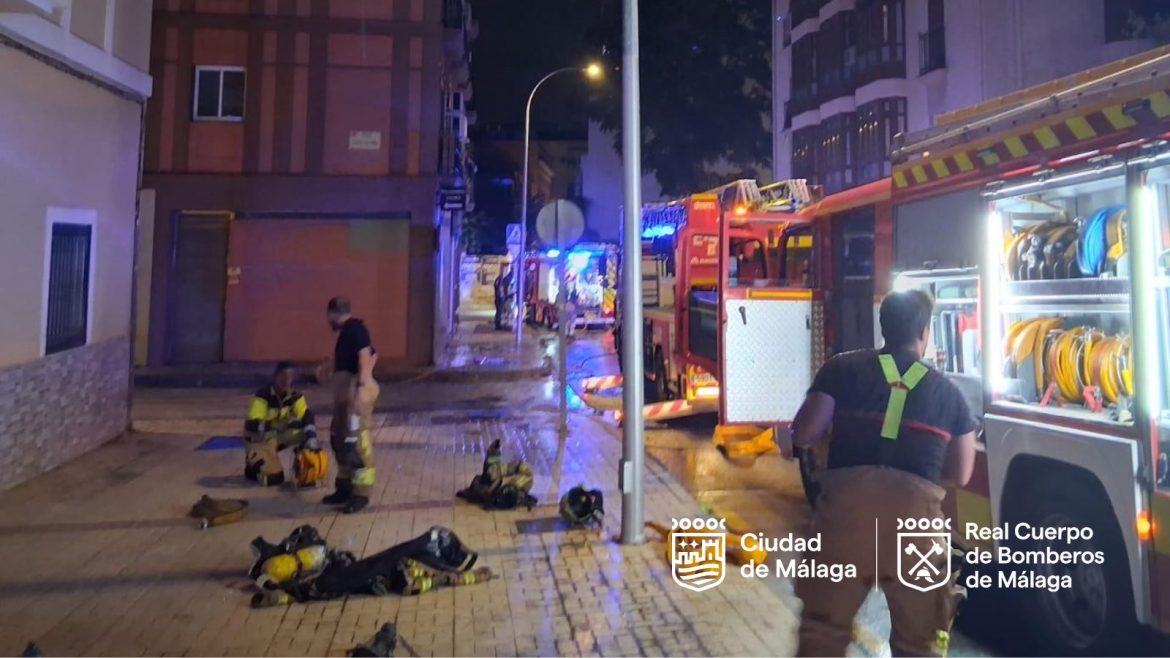 Bomberos interviniendo en el incendio en la calle García de Haro, Málaga.